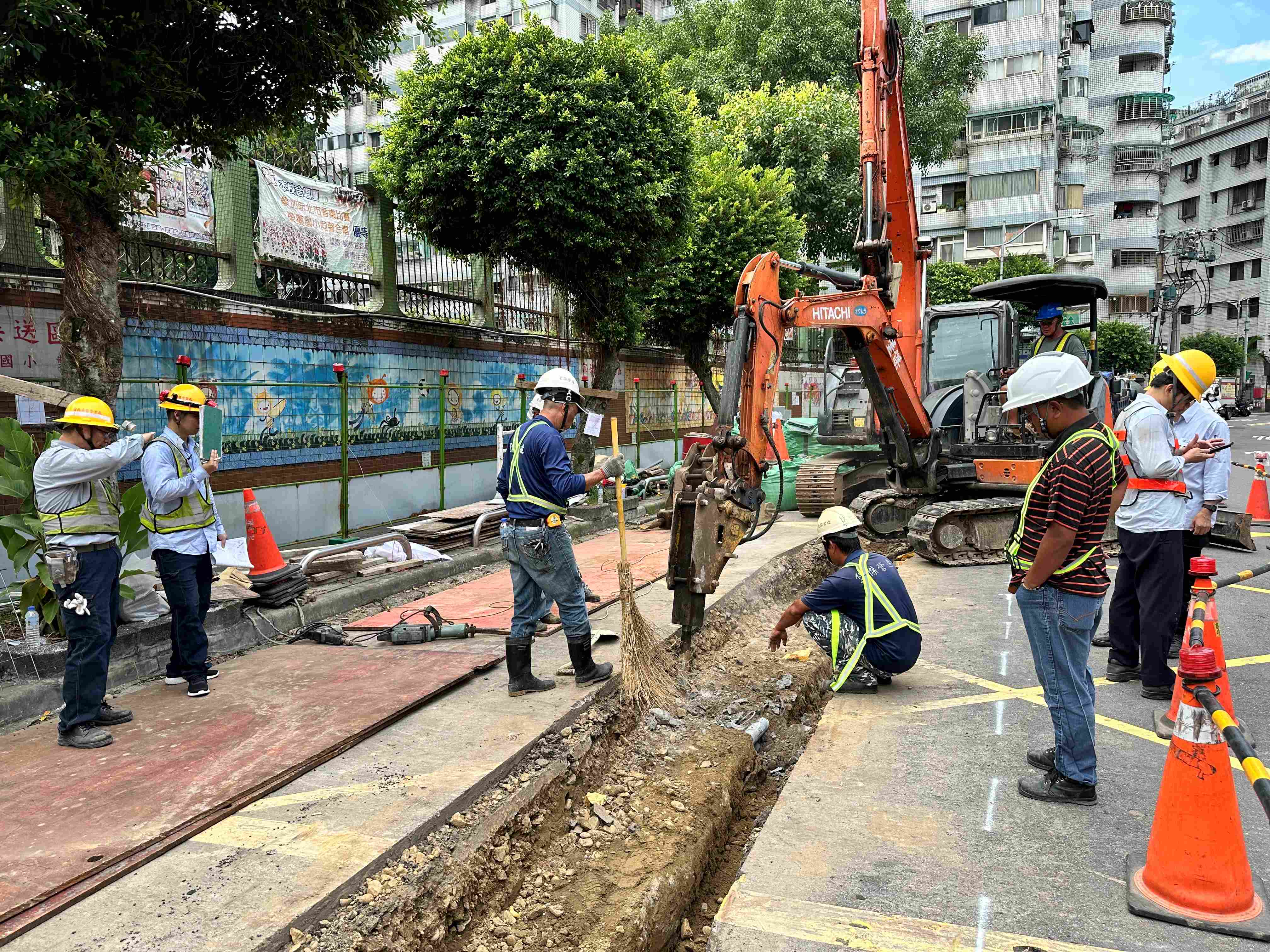  施工中遇到管線障礙,與各業者辦理試挖作業確認管線所屬